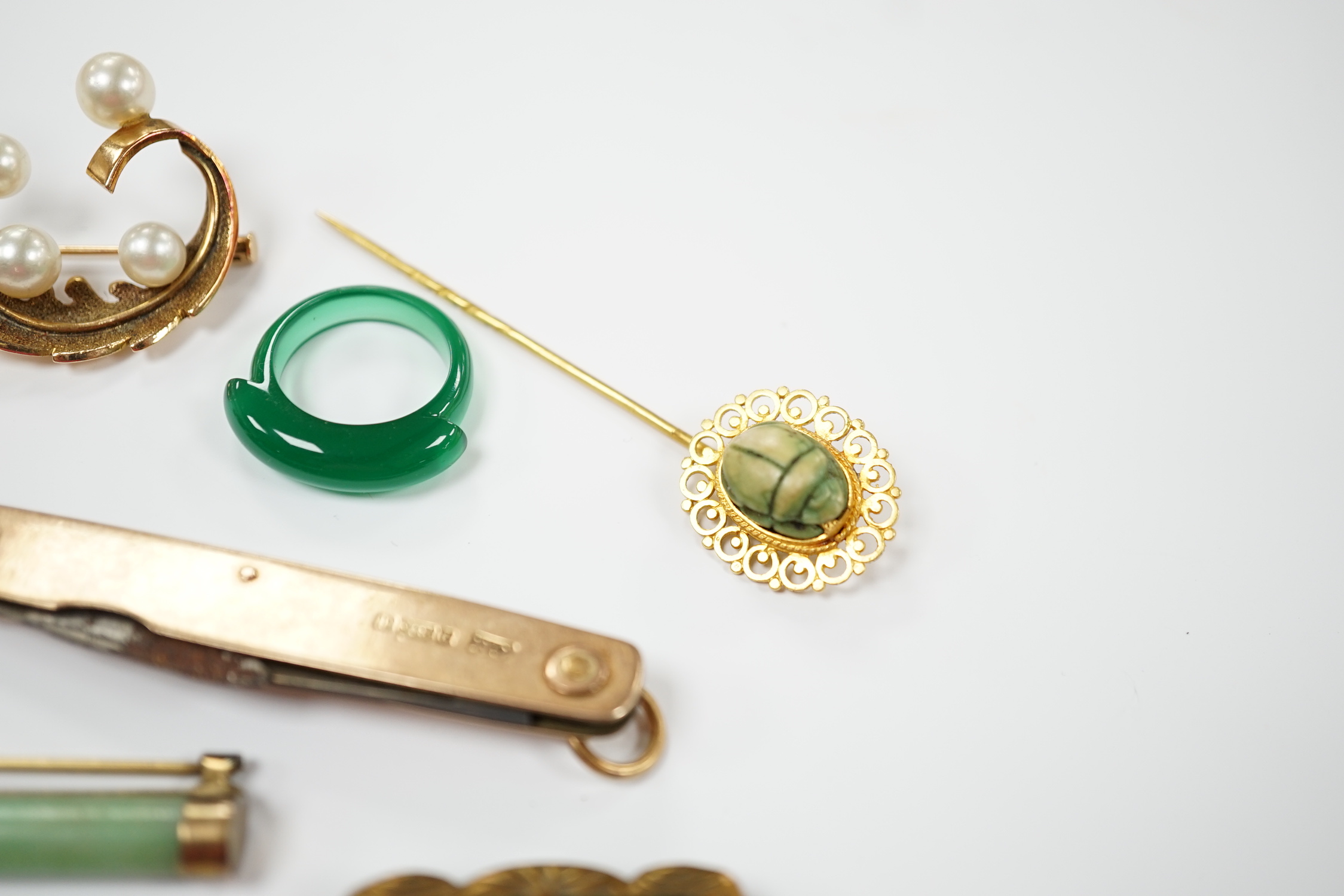 Assorted jewellery, including a 9ct gold mounted penknife(a.f.), an enamelled egg pendant, pair of jade earrings and a jade brooch, a 14k and cultured pearl cluster set brooch, etc.